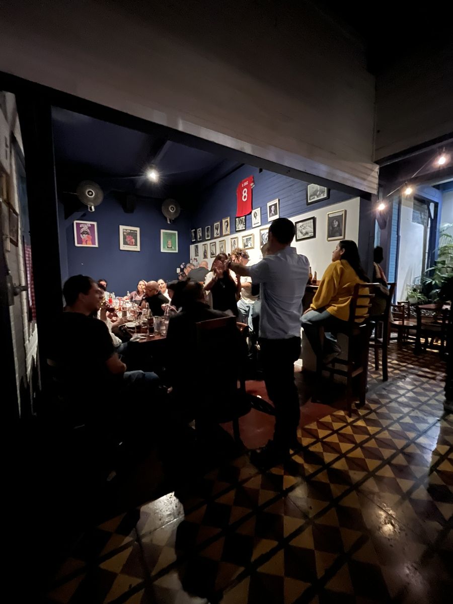 Salón azul con la pared de retratos y la camiseta número 8